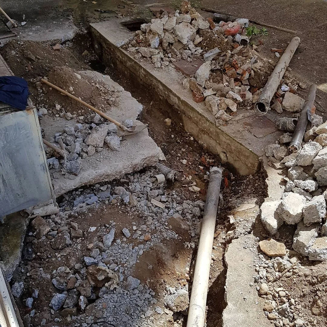 Αυλή πολυκατοικίας σκαμμένη για αντικατάσταση αποχέτευσης