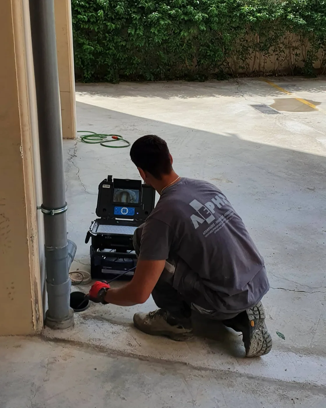 Τεχνικός χειρίζεται κάμερα ελέγχου αποχέτευσης σε κατοικία