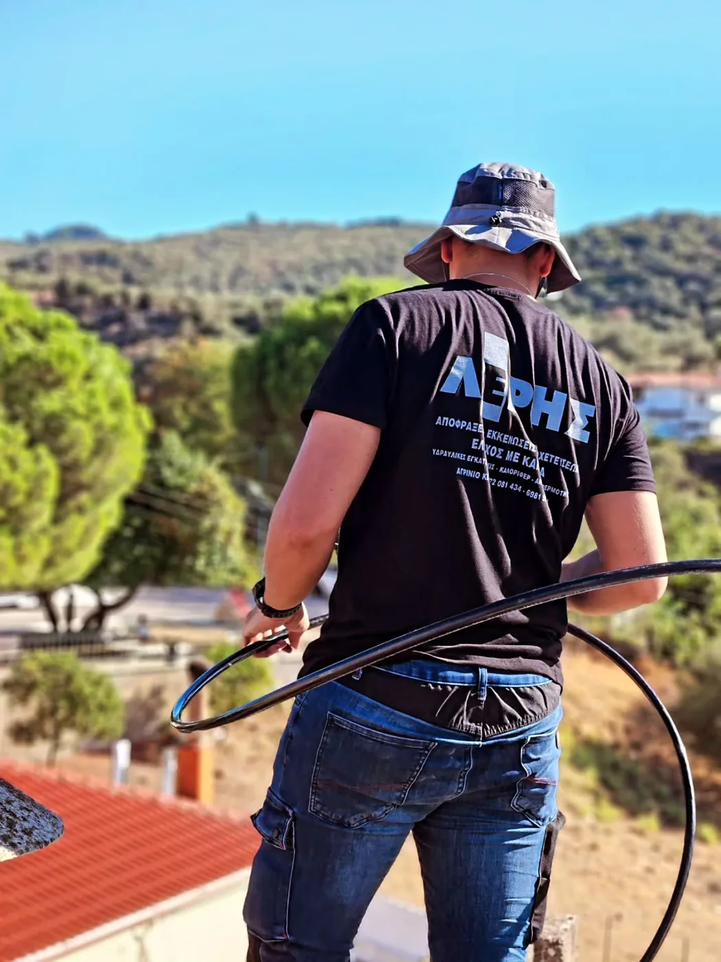 Τεχνικός της Αποφράξεις Λέρης κάνει υδροβολή αποχέτευσης σε κατοικία