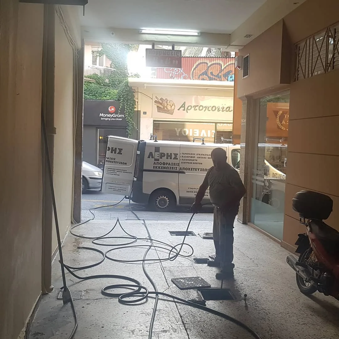 Απόφραξη με υδροβολή σε κατάστημα στο Αγρίνιο